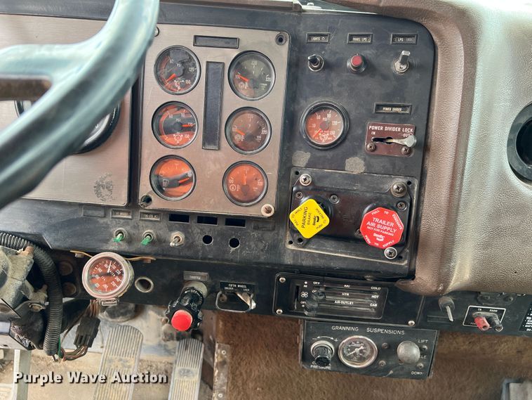 image for item KC9872 1991 International 9400  flatbed truck