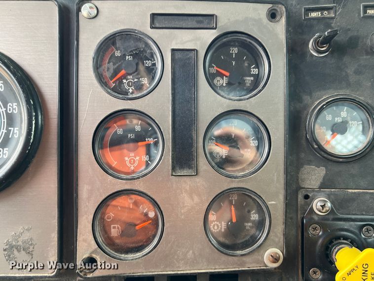 image for item KC9872 1991 International 9400  flatbed truck