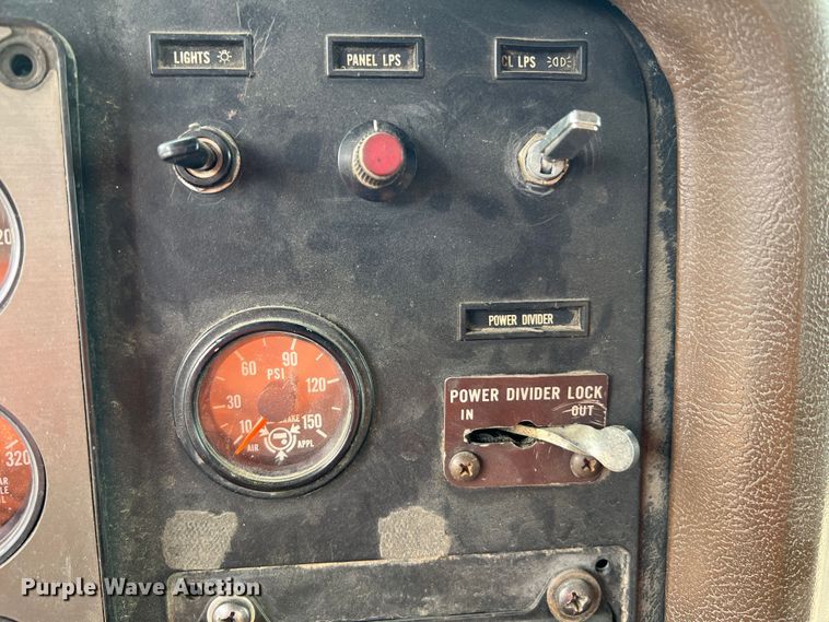 image for item KC9872 1991 International 9400  flatbed truck