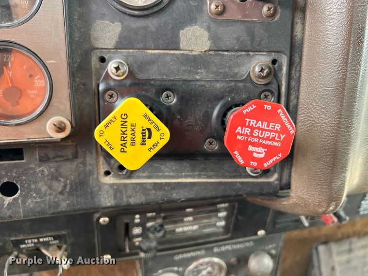 image for item KC9872 1991 International 9400  flatbed truck