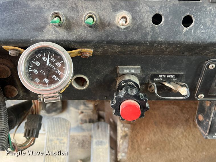 image for item KC9872 1991 International 9400  flatbed truck