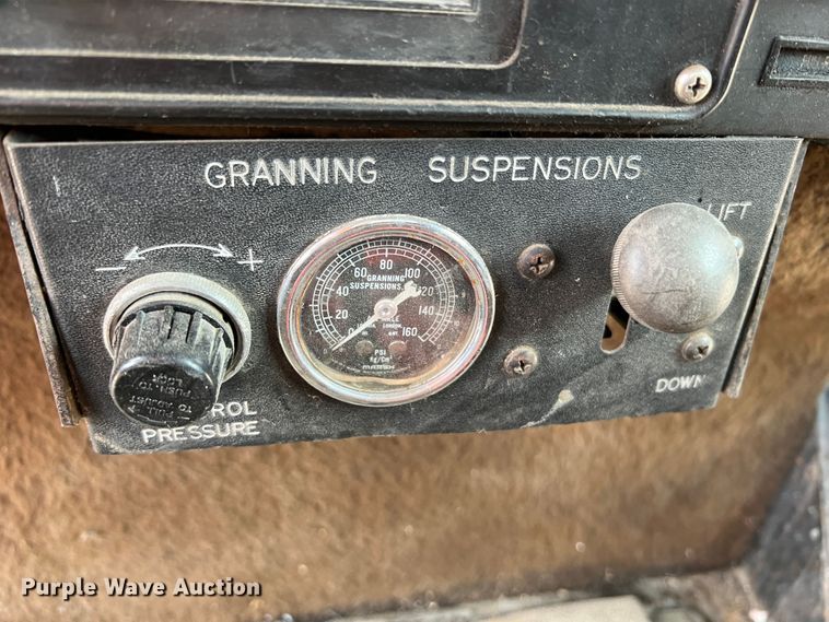 image for item KC9872 1991 International 9400  flatbed truck