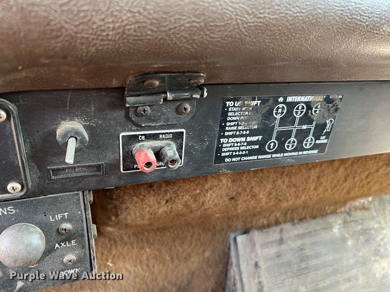 image for item KC9872 1991 International 9400  flatbed truck