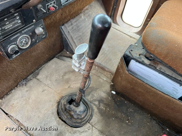 image for item KC9872 1991 International 9400  flatbed truck