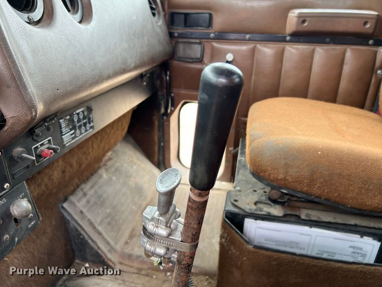 image for item KC9872 1991 International 9400  flatbed truck