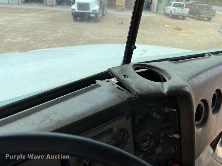 image for item KC9872 1991 International 9400  flatbed truck