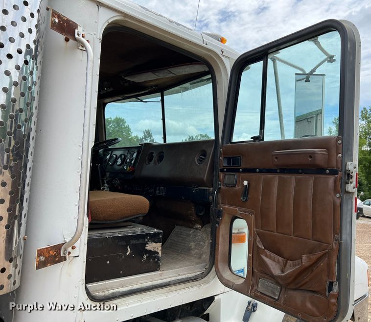 image for item KC9872 1991 International 9400  flatbed truck