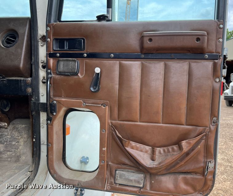 image for item KC9872 1991 International 9400  flatbed truck