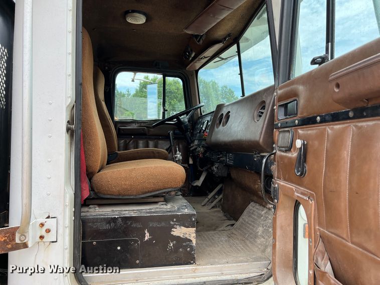 image for item KC9872 1991 International 9400  flatbed truck