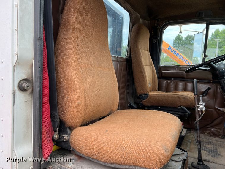 image for item KC9872 1991 International 9400  flatbed truck