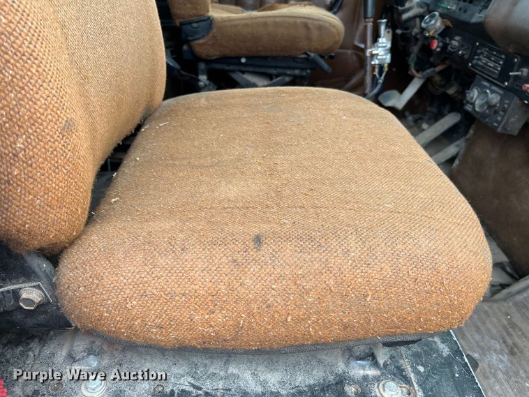 image for item KC9872 1991 International 9400  flatbed truck