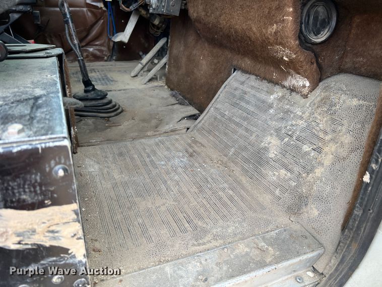 image for item KC9872 1991 International 9400  flatbed truck