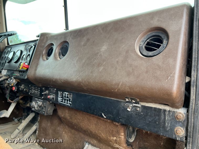 image for item KC9872 1991 International 9400  flatbed truck