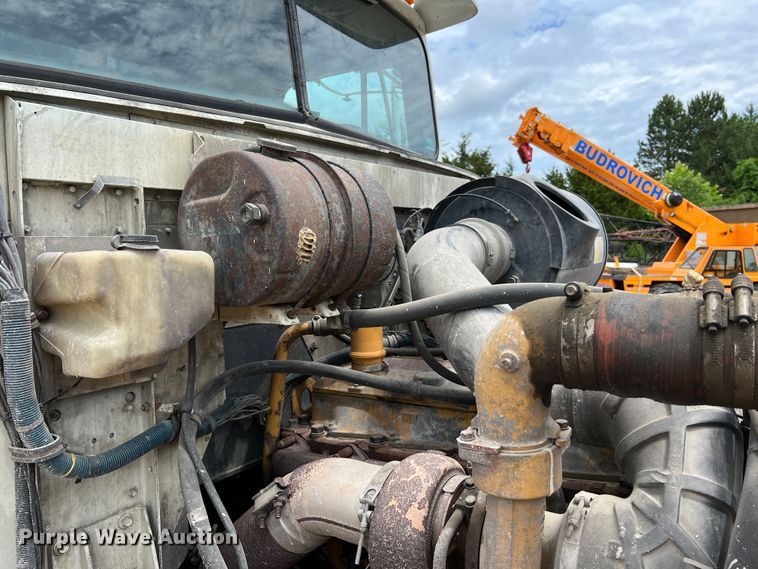 image for item KC9872 1991 International 9400  flatbed truck