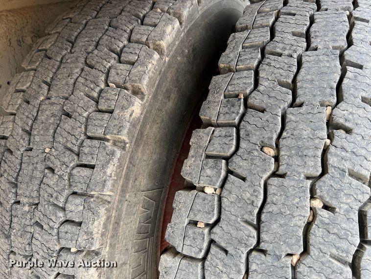 image for item KC9872 1991 International 9400  flatbed truck