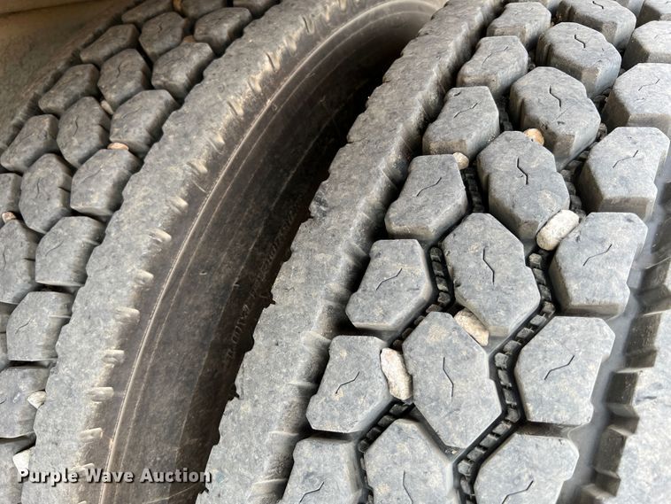 image for item KC9872 1991 International 9400  flatbed truck