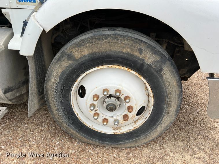 image for item KC9872 1991 International 9400  flatbed truck