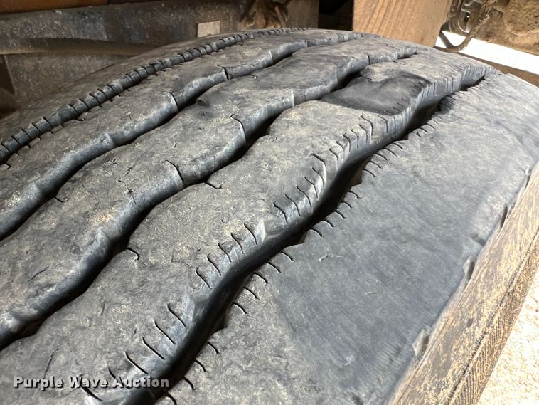 image for item KC9872 1991 International 9400  flatbed truck