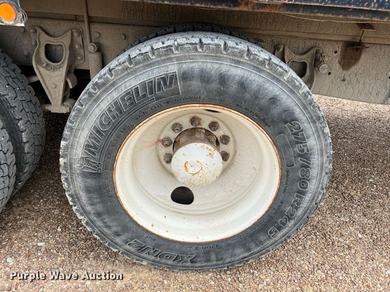 image for item KC9872 1991 International 9400  flatbed truck