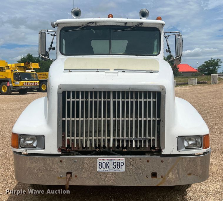 image for item KC9873 1990 International 9400  semi truck