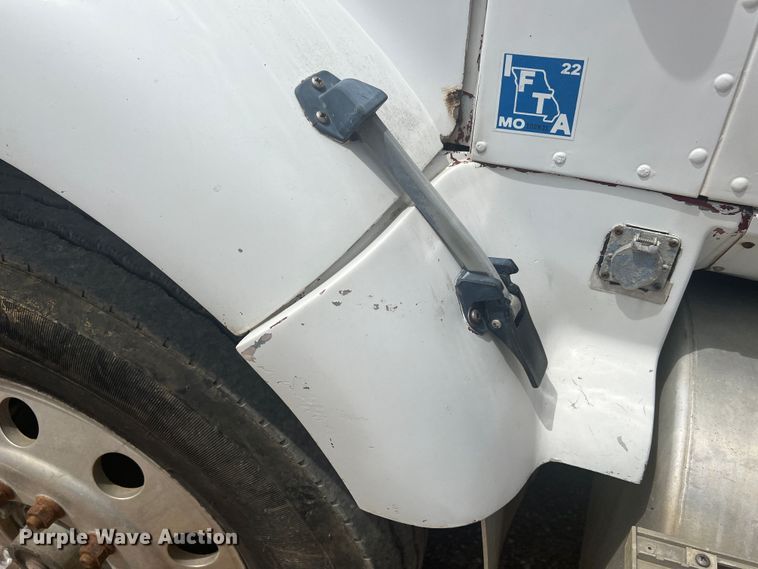 image for item KC9873 1990 International 9400  semi truck