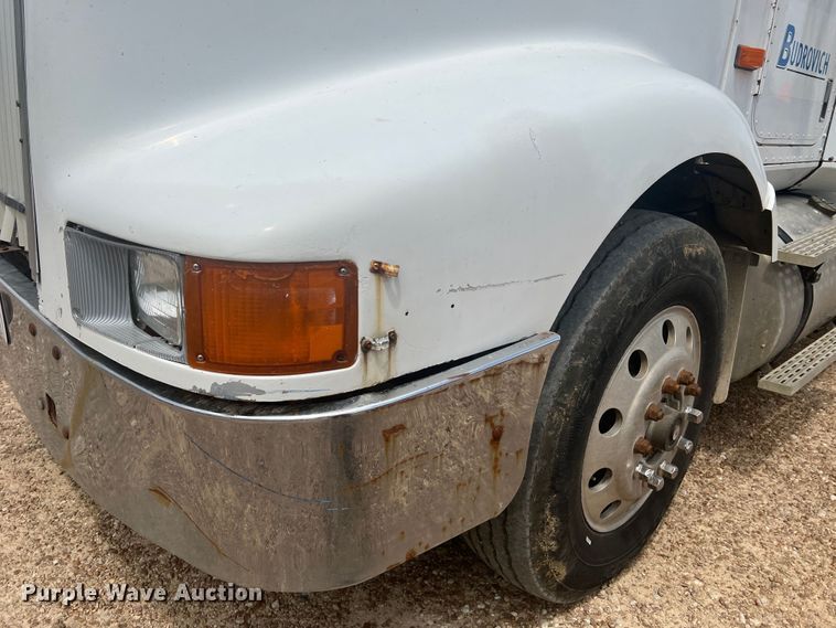 image for item KC9873 1990 International 9400  semi truck