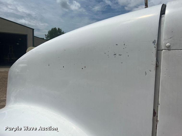 image for item KC9873 1990 International 9400  semi truck