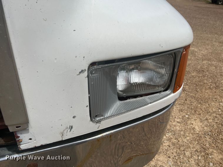 image for item KC9873 1990 International 9400  semi truck