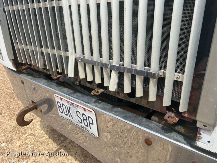 image for item KC9873 1990 International 9400  semi truck