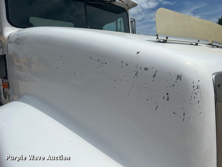 image for item KC9873 1990 International 9400  semi truck