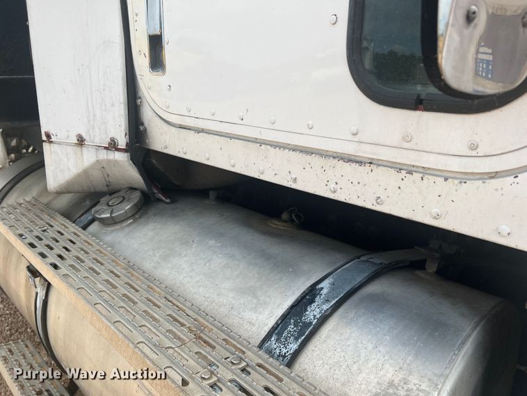 image for item KC9873 1990 International 9400  semi truck