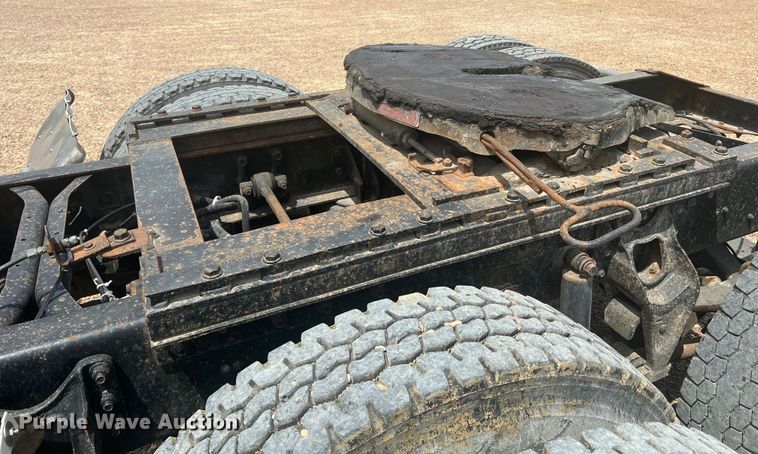 image for item KC9873 1990 International 9400  semi truck