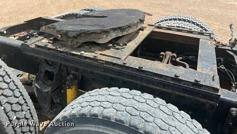 image for item KC9873 1990 International 9400  semi truck