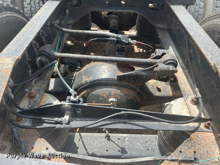 image for item KC9873 1990 International 9400  semi truck