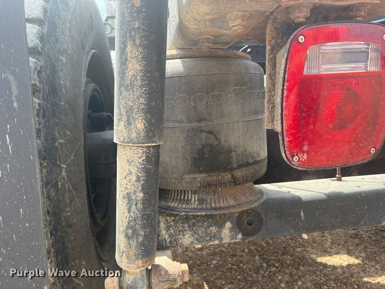 image for item KC9873 1990 International 9400  semi truck