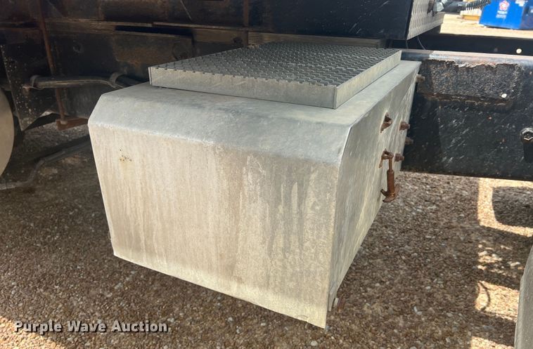 image for item KC9873 1990 International 9400  semi truck