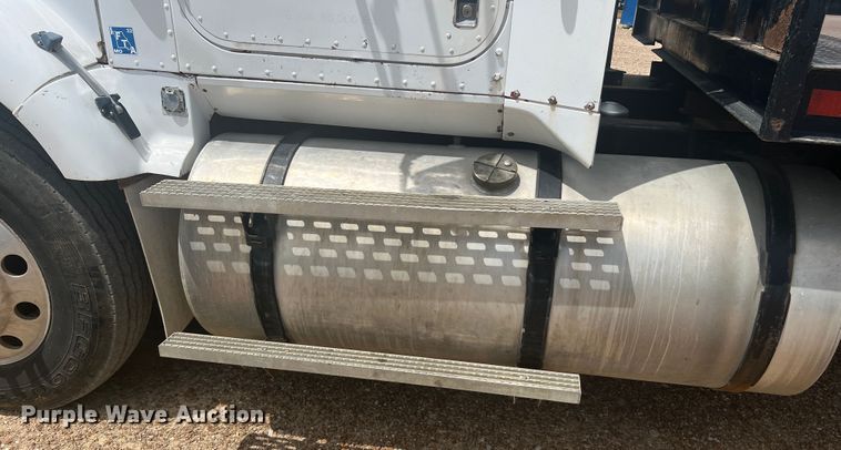 image for item KC9873 1990 International 9400  semi truck