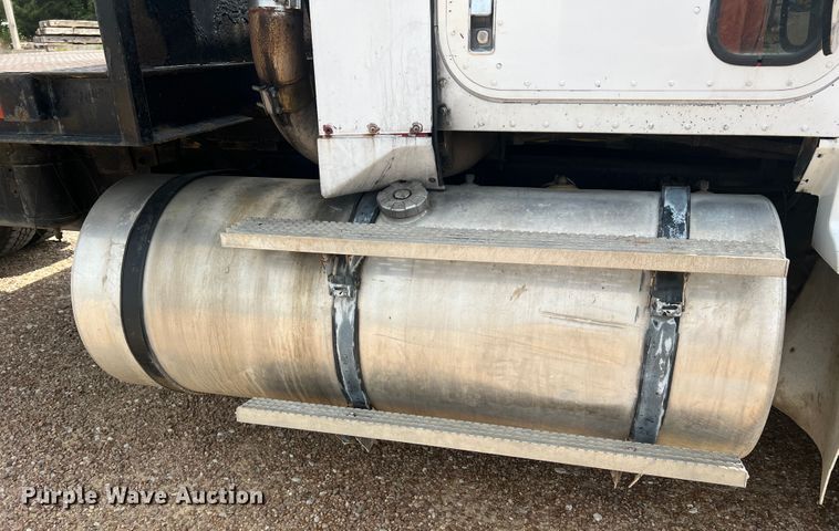 image for item KC9873 1990 International 9400  semi truck