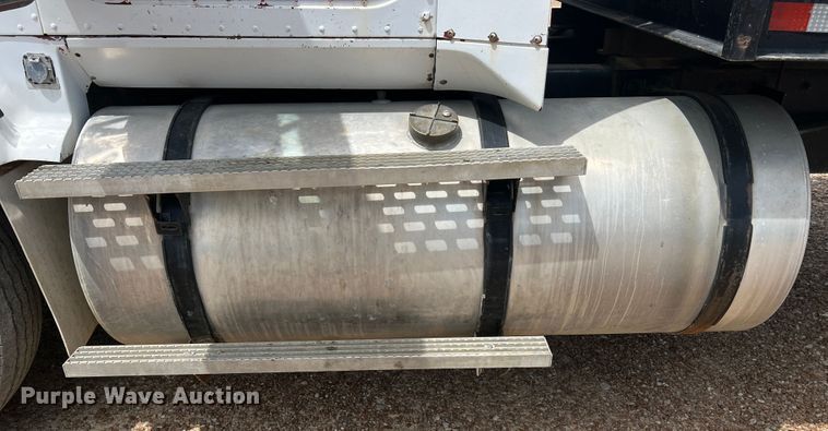 image for item KC9873 1990 International 9400  semi truck