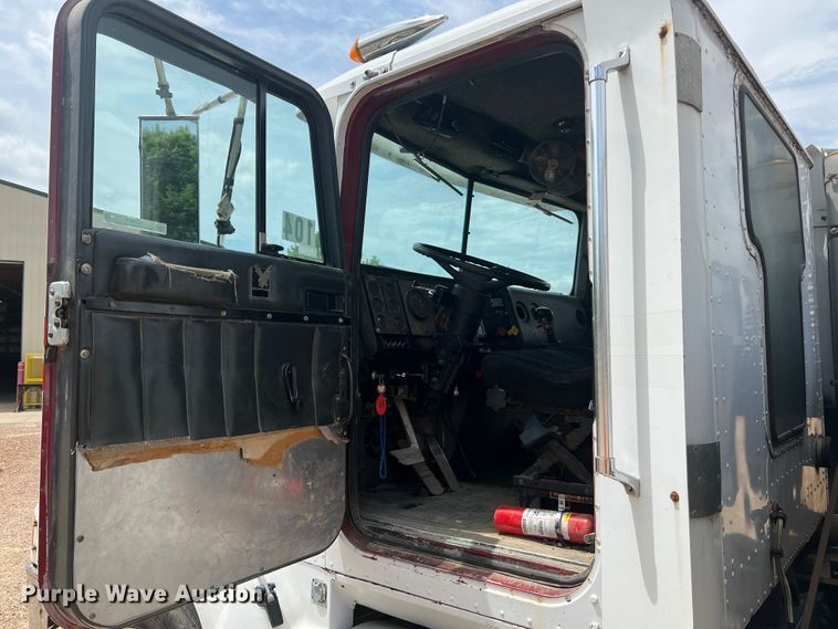 image for item KC9873 1990 International 9400  semi truck