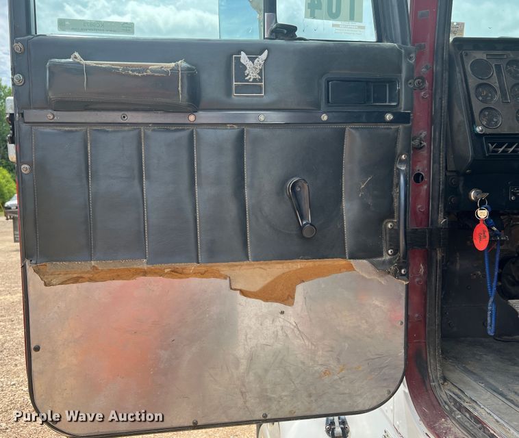 image for item KC9873 1990 International 9400  semi truck