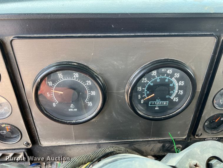 image for item KC9873 1990 International 9400  semi truck