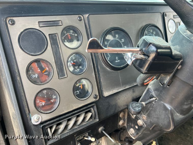 image for item KC9873 1990 International 9400  semi truck