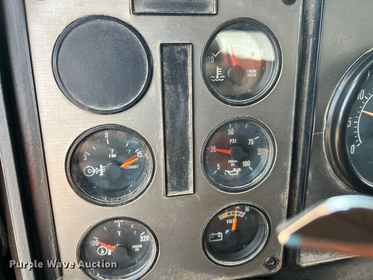 image for item KC9873 1990 International 9400  semi truck