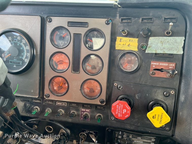 image for item KC9873 1990 International 9400  semi truck