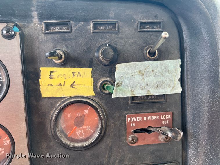 image for item KC9873 1990 International 9400  semi truck