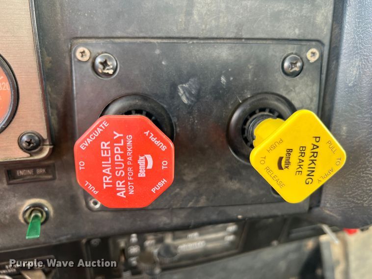 image for item KC9873 1990 International 9400  semi truck