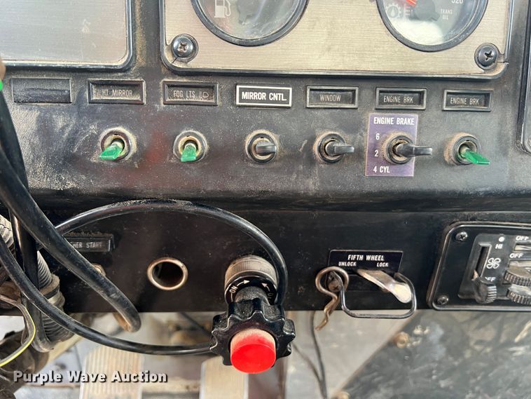 image for item KC9873 1990 International 9400  semi truck