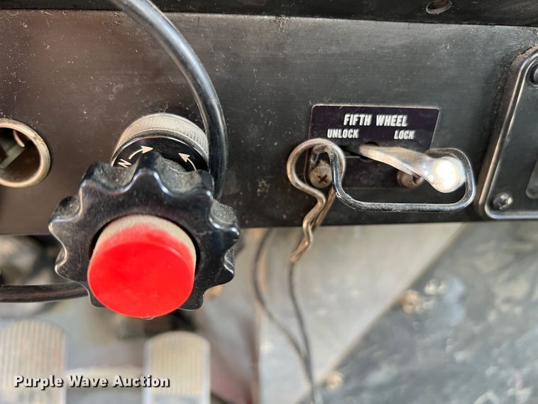 image for item KC9873 1990 International 9400  semi truck