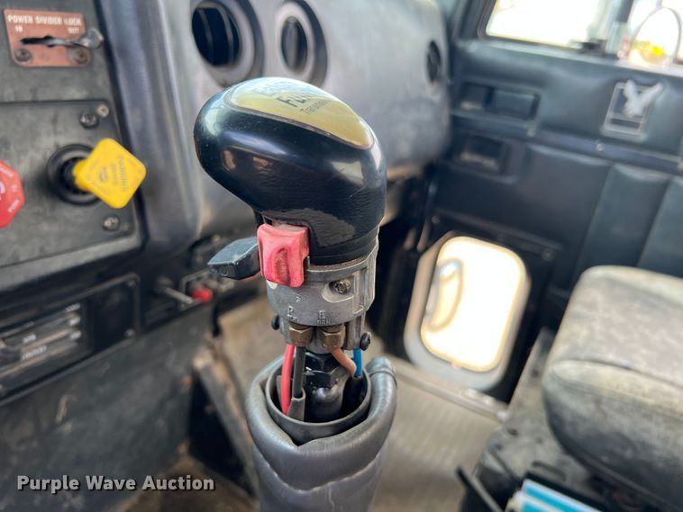 image for item KC9873 1990 International 9400  semi truck